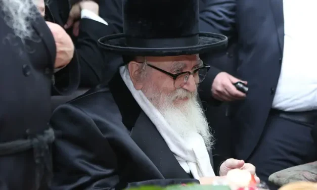 What was Benny Gantz doing at a Hassidic rebbe’s NY home?