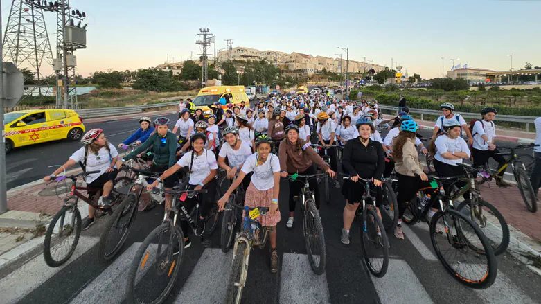 Thousands of cyclists ride for fallen officer