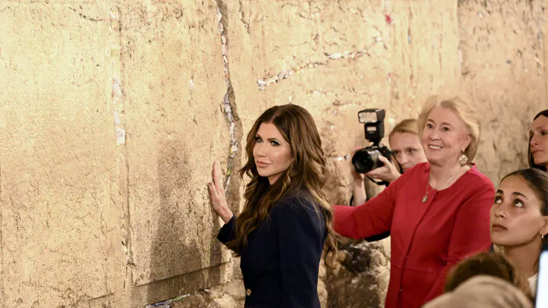 Homeland Security Secretary prays for slain Israeli embassy staff at Western Wall