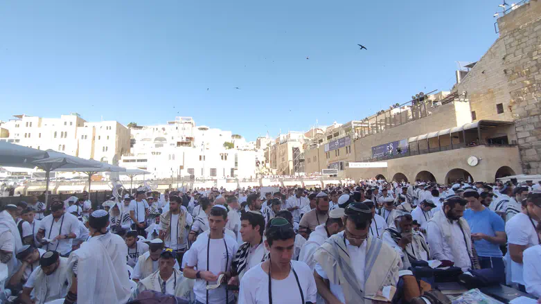 Live: Jerusalem Day morning prayers at Western Wall