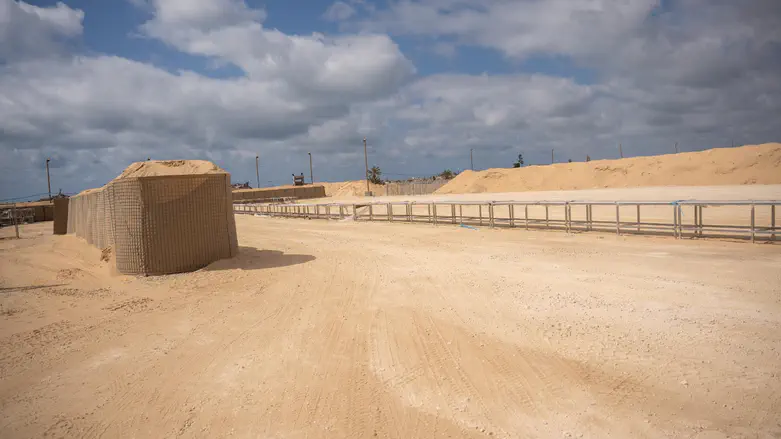 Report: Civilians overrun, destroy Gaza aid distribution center