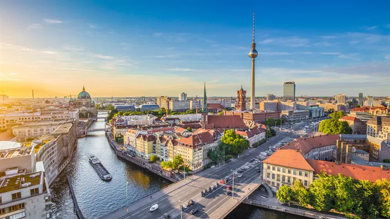 Berlin clothing store bans Jews
