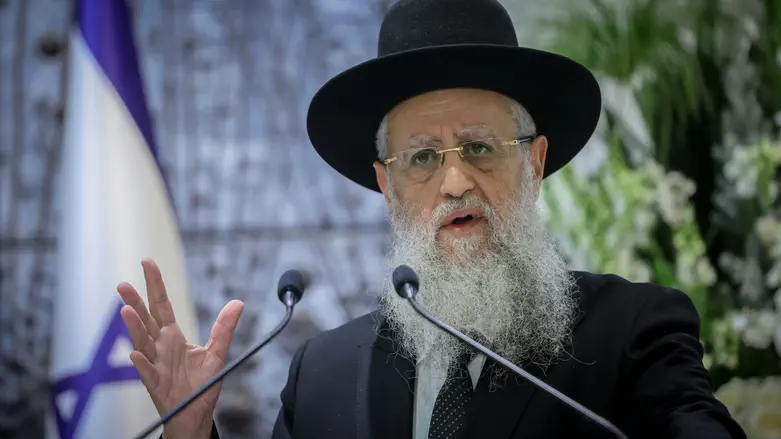 Rabbi David Yosef clarifies: Shabbat flights – only for life-threatening emergencies