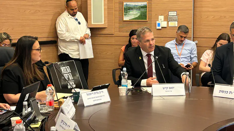 Education Minister announces policy to protect right to lay tefillin in schools