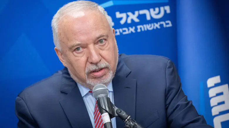 Telegram channel editor rebukes Liberman over Abu Shabab militia claims