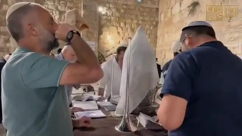 Watch: Shofar blasts at the Western Wall