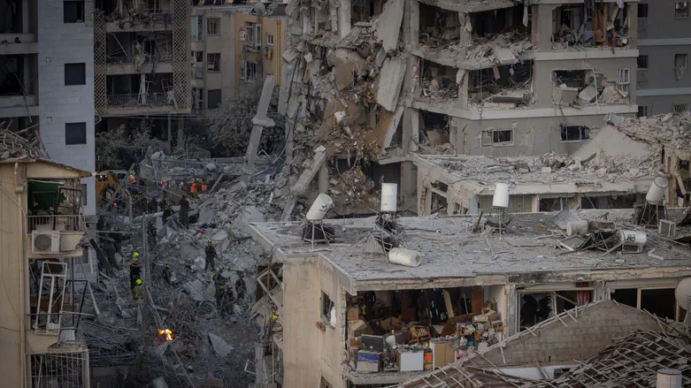 Netanyahu visits site of Bat Yam missile strike