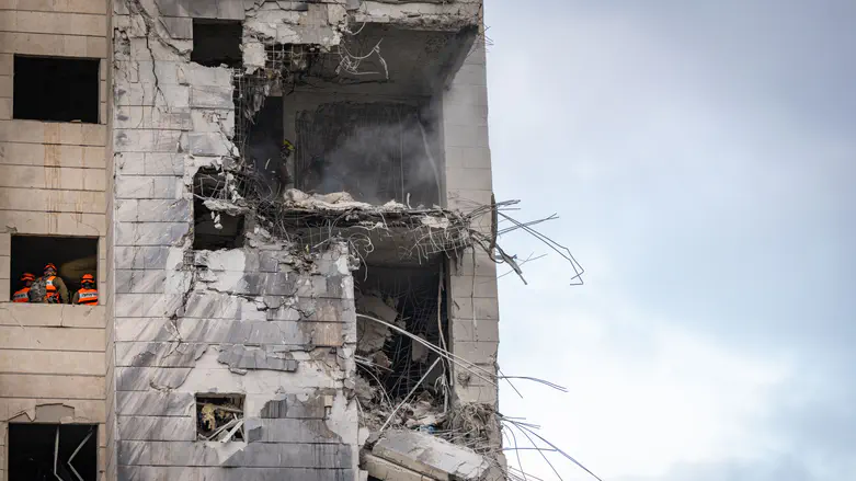 Heavy Iranian missile strike kills four in Petah Tikva after landing between safe rooms