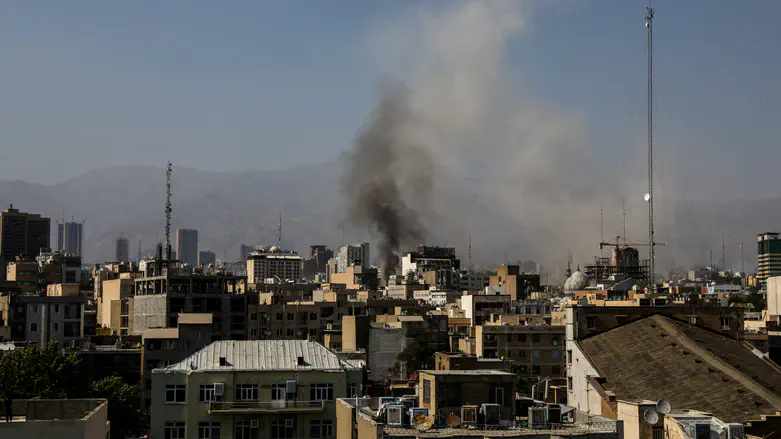 Massive wave of Israeli airstrikes in central Iran