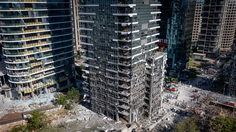 Watch: Rescues at site of missile strike in Ramat Gan