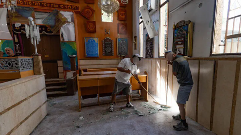 Missile strike in Holon: ‘Miracle no worshipers were hurt at Great Synagogue’