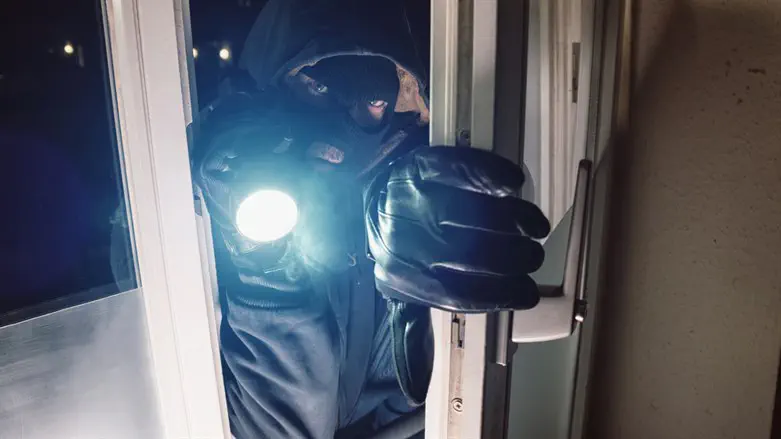 Jerusalem: Haredi mother drives out intruder