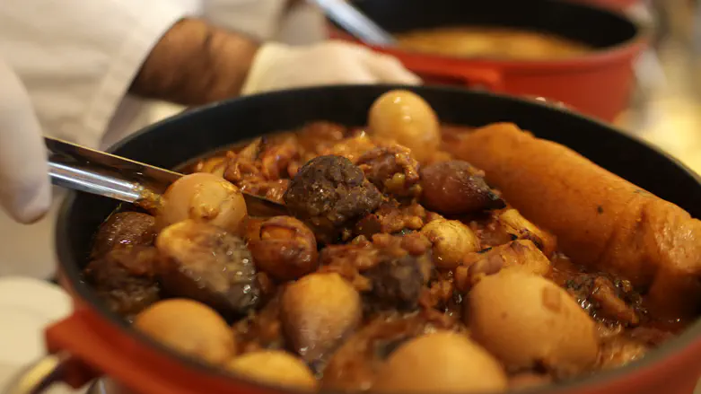 Rabbi clarifies ruling against Thursday night cholent