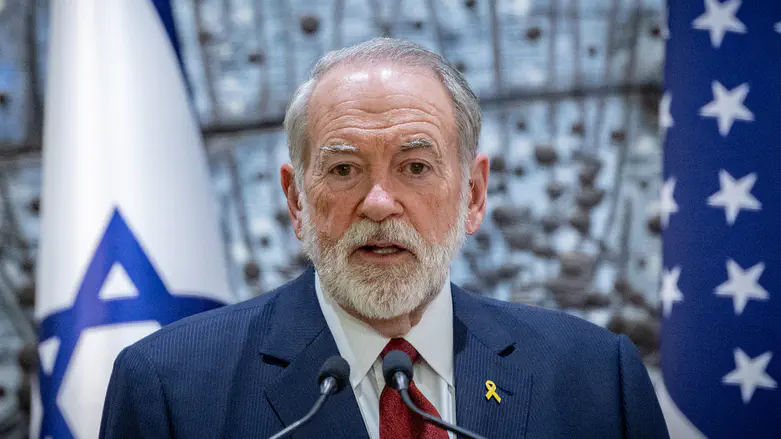Unprecedented: US Amb. Huckabee heads to court to support Netanyahu