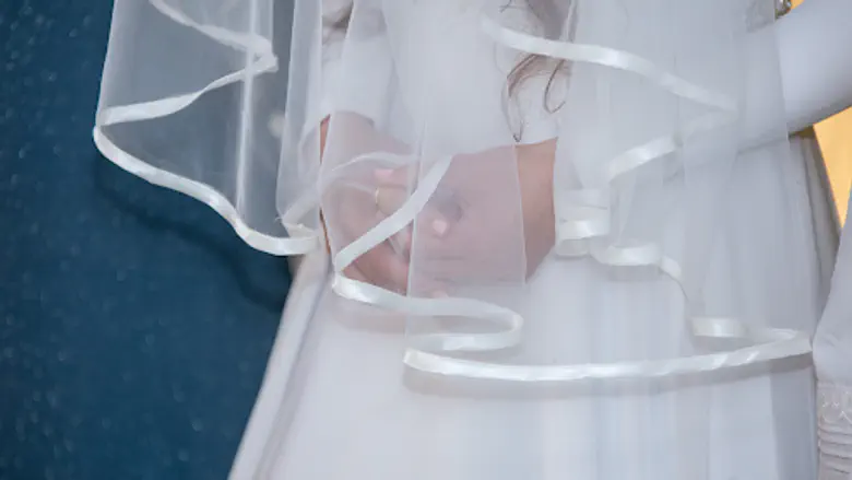 This bride gets married tomorrow but has no wedding dress