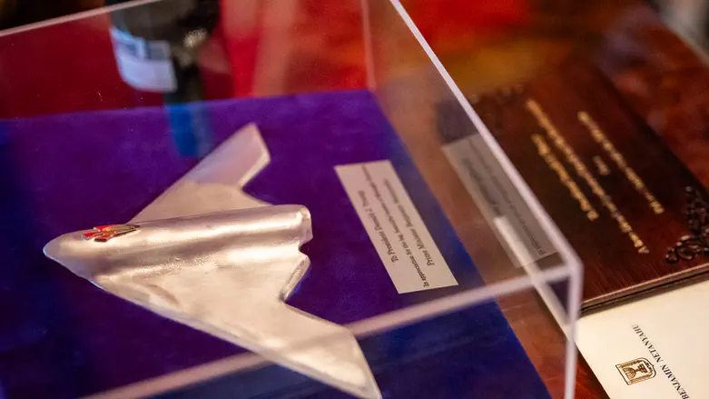 Extraordinary gesture | Watch: Netanyahu presents Trump with a ‘B-2 mezuzah’