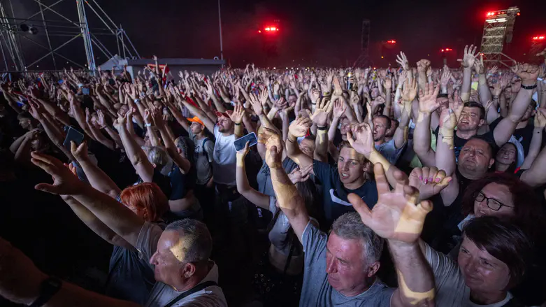 Croatian singer leads pro-Nazi salute at concert, drawing criticism
