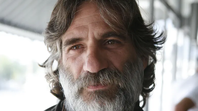 Actor Alon Abutbul collapses and dies on beach