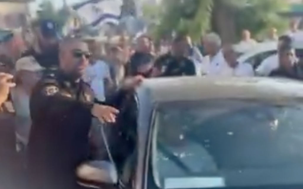 Right-wing protesters attack car transporting MK Ayman Odeh, chant ‘death to Arabs’
