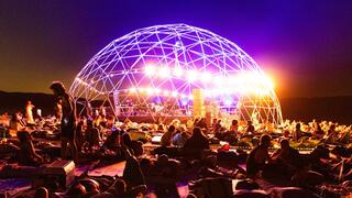 1,500 people lie beneath the stars in the desert: At this concert, sleeping is encouraged