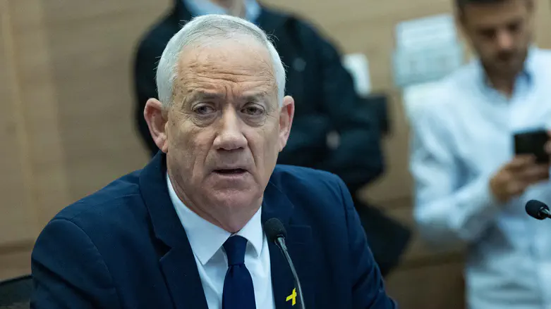 Poll: Benny Gantz’s party collapses, failing to pass electoral threshold