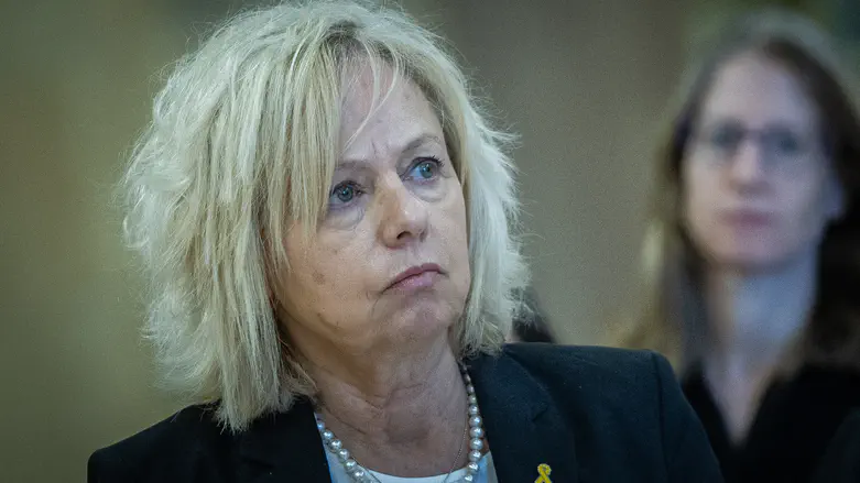 Government votes to remove Attorney General