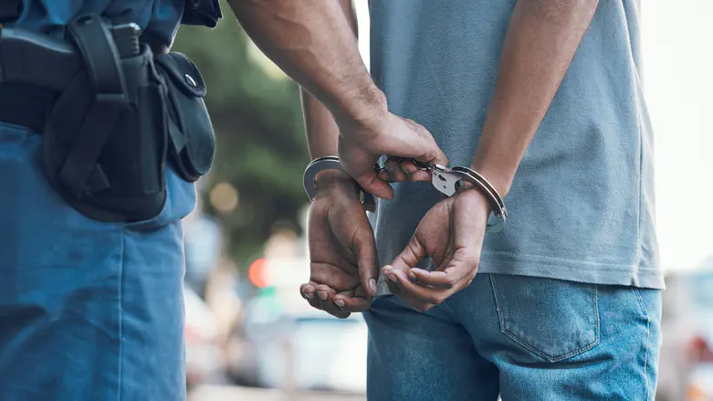 Illegal PA worker with fake Israeli ID arrested after chase