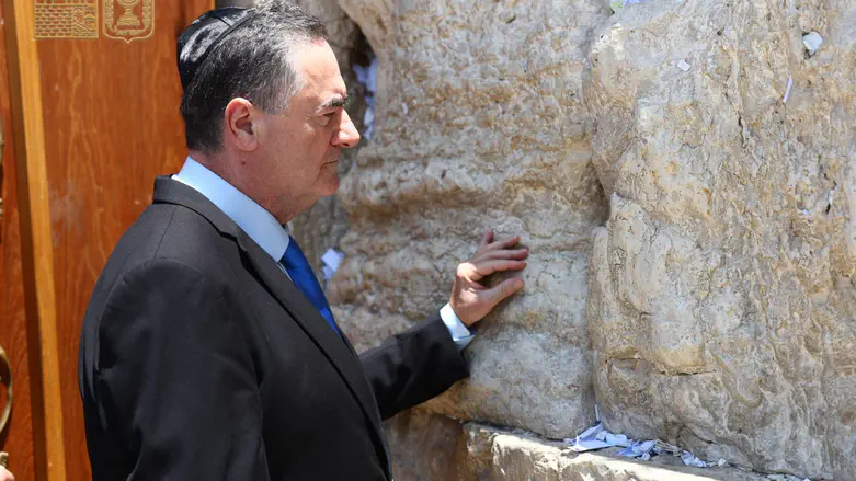 Defense Minister prays at Western Wall on Tisha B’Av