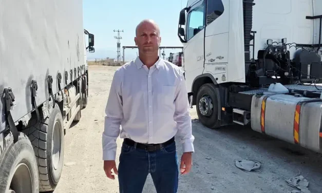 MK Yitzhak Kroizer blocks Gaza aid trucks at Allenby Crossing in protest