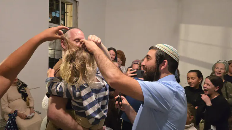 Thousands celebrate haircutting ceremony at Joseph’s Tomb