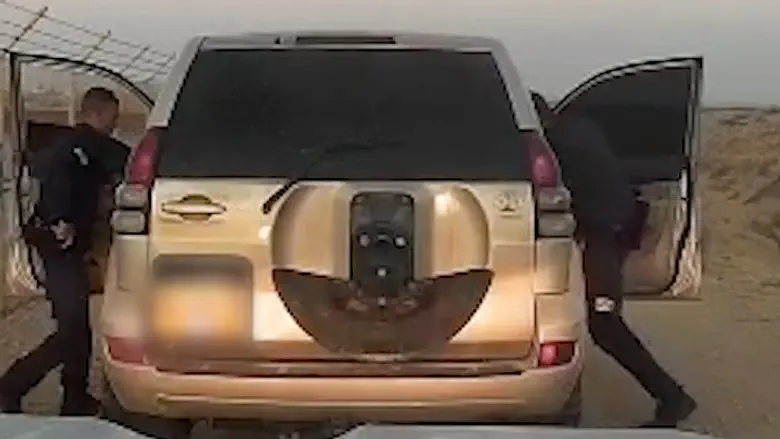 Dramatic footage: Reckless driver flees police in desert pursuit
