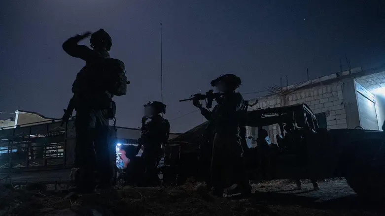 Southern Syria: IDF apprehends weapons dealer in night operation