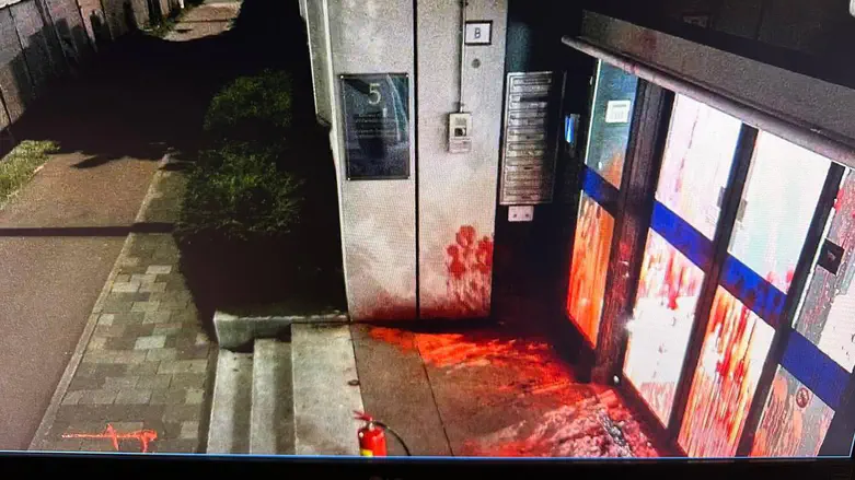 Antisemitism in the Netherlands: Israeli Embassy entrance in The Hague vandalized