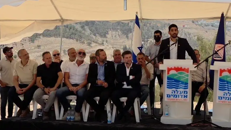 Maaleh Adumim mayor announces E1 plan, recites special blessing