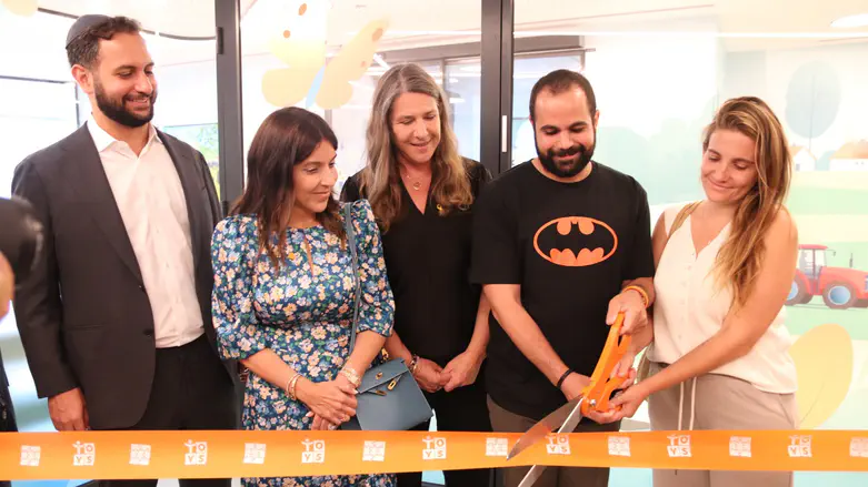 Schneider opens therapeutic playroom in memory of Shiri, Ariel, and Kfir Bibas