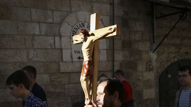 Jewish tourists filmed replacing historic cross with Star of David in Wales