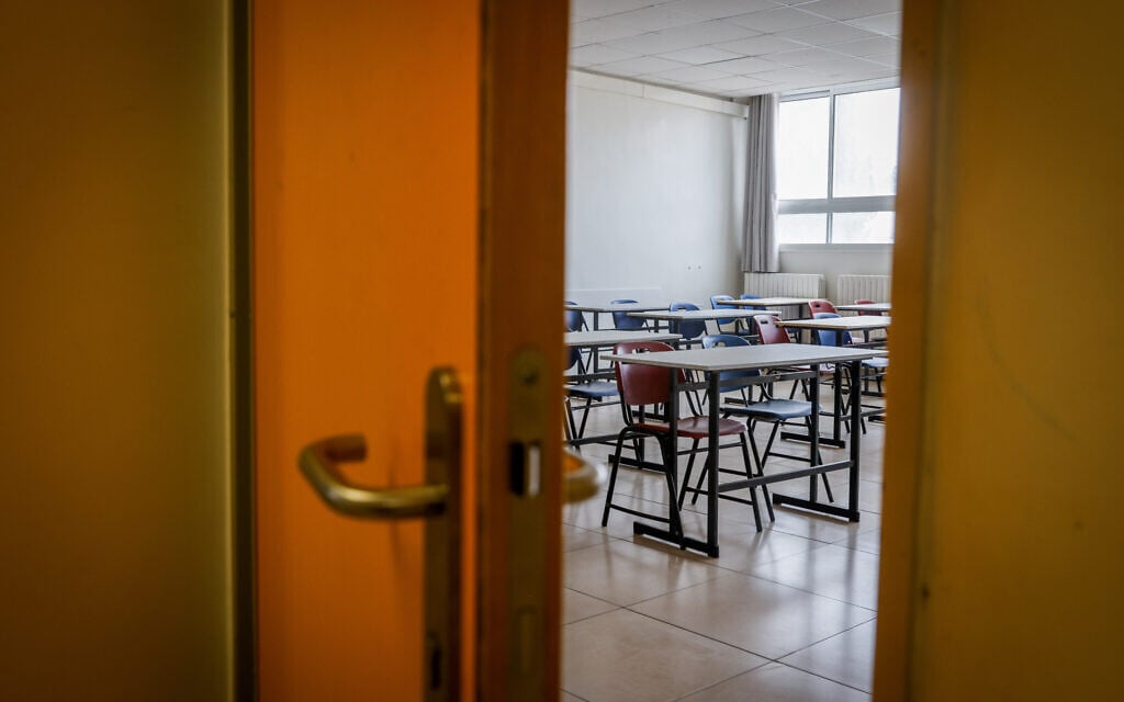 Petah Tikva teacher fired for having sex with students