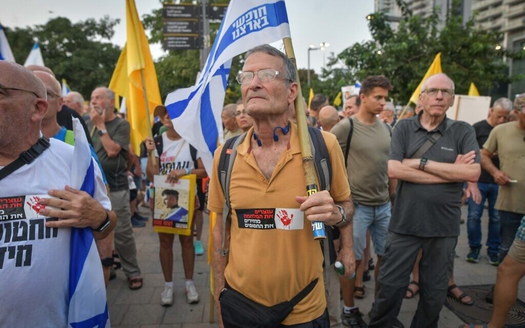 Retired and reserve Air Force pilots rally by IDF headquarters to protest Gaza war