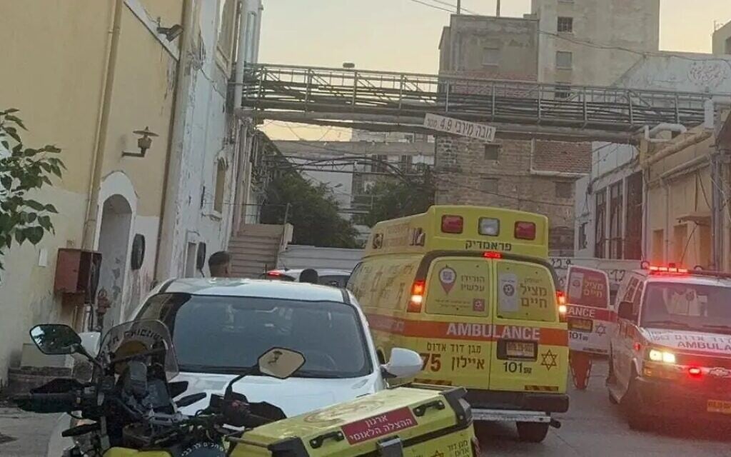 Two teen girls plummet from roof of Rishon Lezion building; one dead, second badly hurt