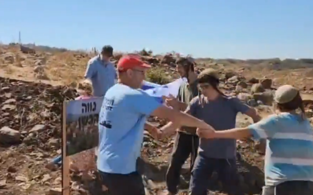 Israeli activists briefly cross Syria border in bid to establish settlement