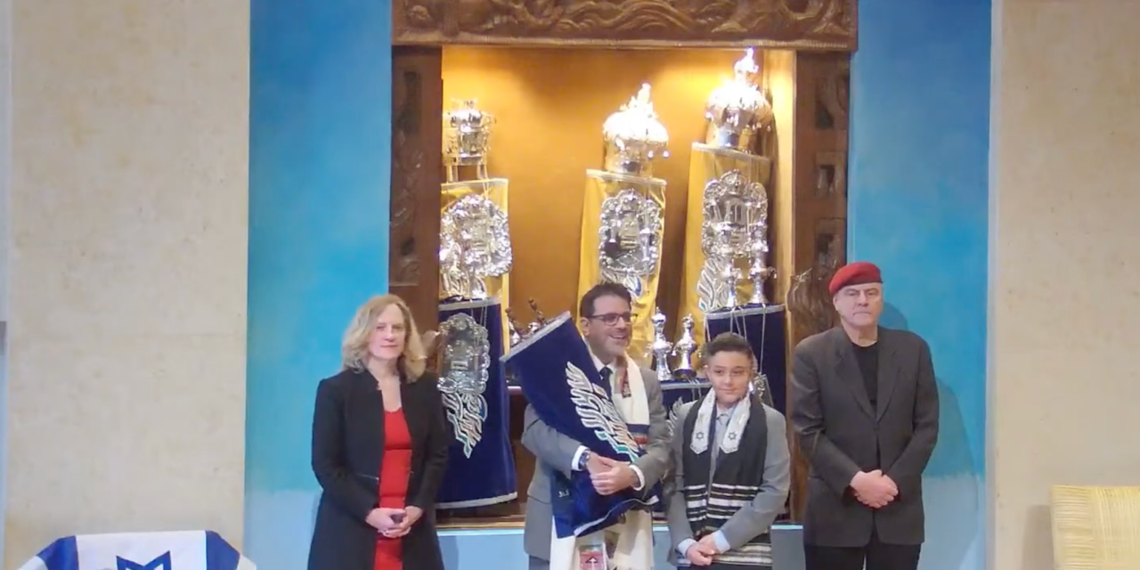 Curtis Sliwa, NYC Republican mayoral candidate, opened the Torah ark at his son’s 2024 bar mitzvah