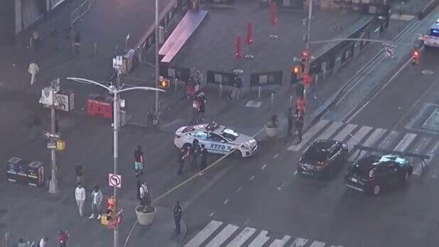 Three hurt in shooting at Times Square