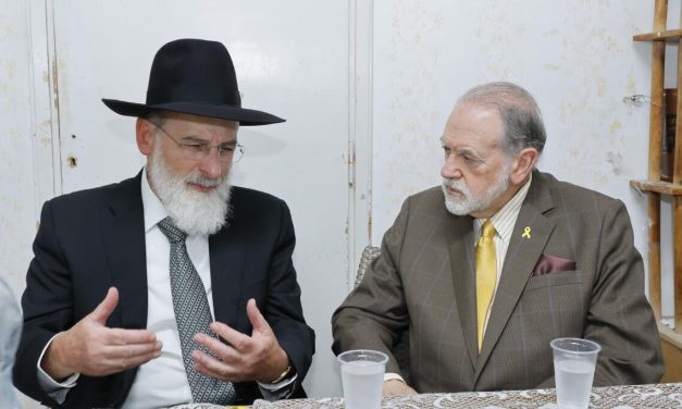 In a First, Ambassador Mike Huckabee Meets with Bnei Brak Leaders
