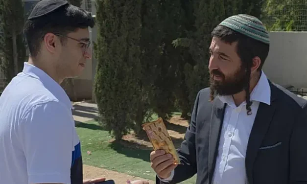 MK Succot distributes chocolate to haredi enlistees as extremists protest