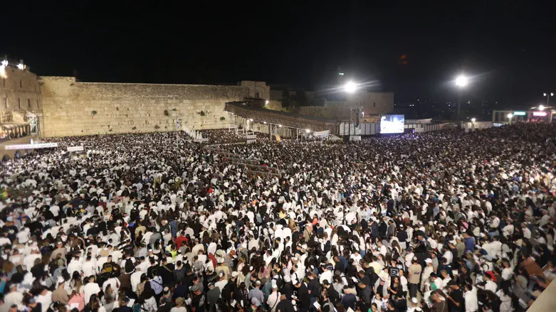 Watch: Over 50,000 attend Selichot prayers at the Western Wall