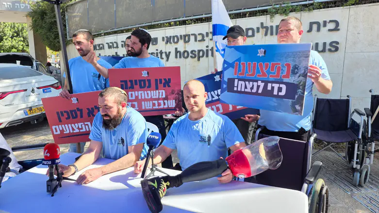 Watch: Injured soldier pulls off prosthetic leg in statement to Netanyahu