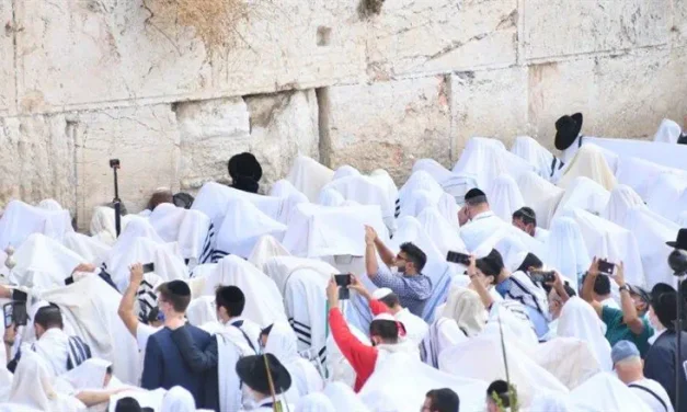 Watch: Priestly Blessing at the Western Wall