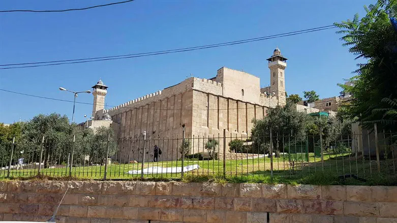 Mixed-gender guard shifts at the Cave of the Patriarchs