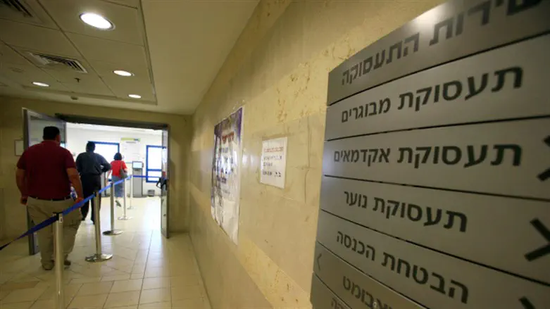 Israel’s job seeker numbers drop sharply in September, reflected mostly in haredi cities
