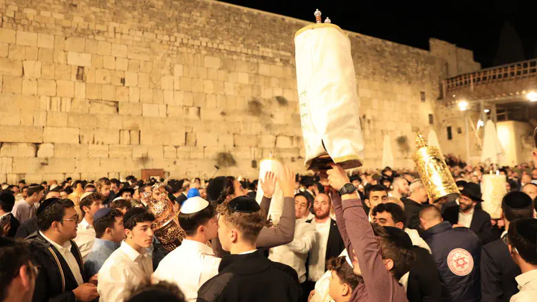 Live: Second Hakafot at Western Wall, Mercaz Harav Yeshiva